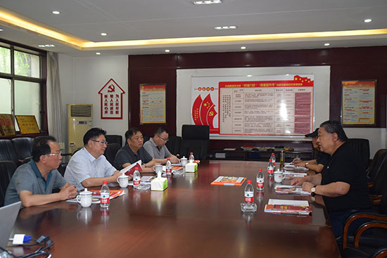 臨汾市市場監(jiān)督管理局局長、非公企業(yè)黨委書記張東紅<br>在科海集團調研非公黨建工作