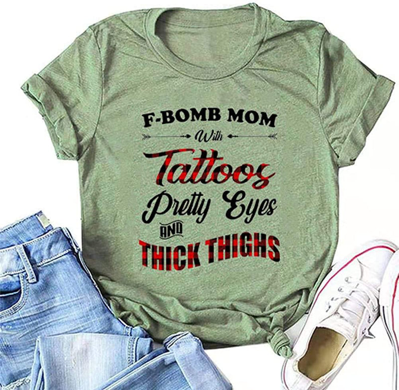 Damen F-Bomb Mom mit Tattoos, hübschen Augen und dicken Oberschenkeln T-Shirt