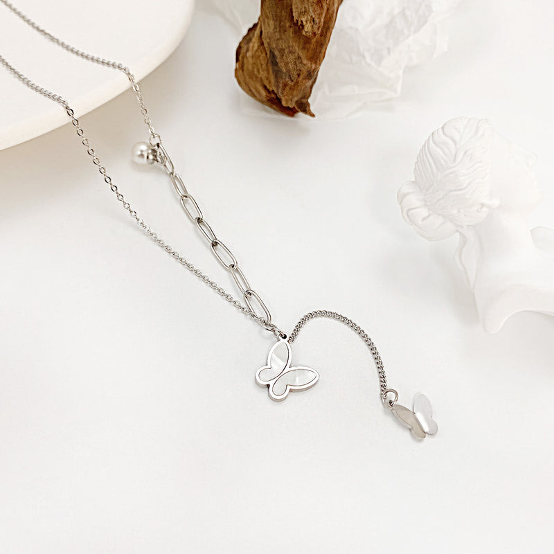Chaîne en morceaux avec pendentif papillon tridimensionnel et collier de perles avec chaîne de clavicule assortie